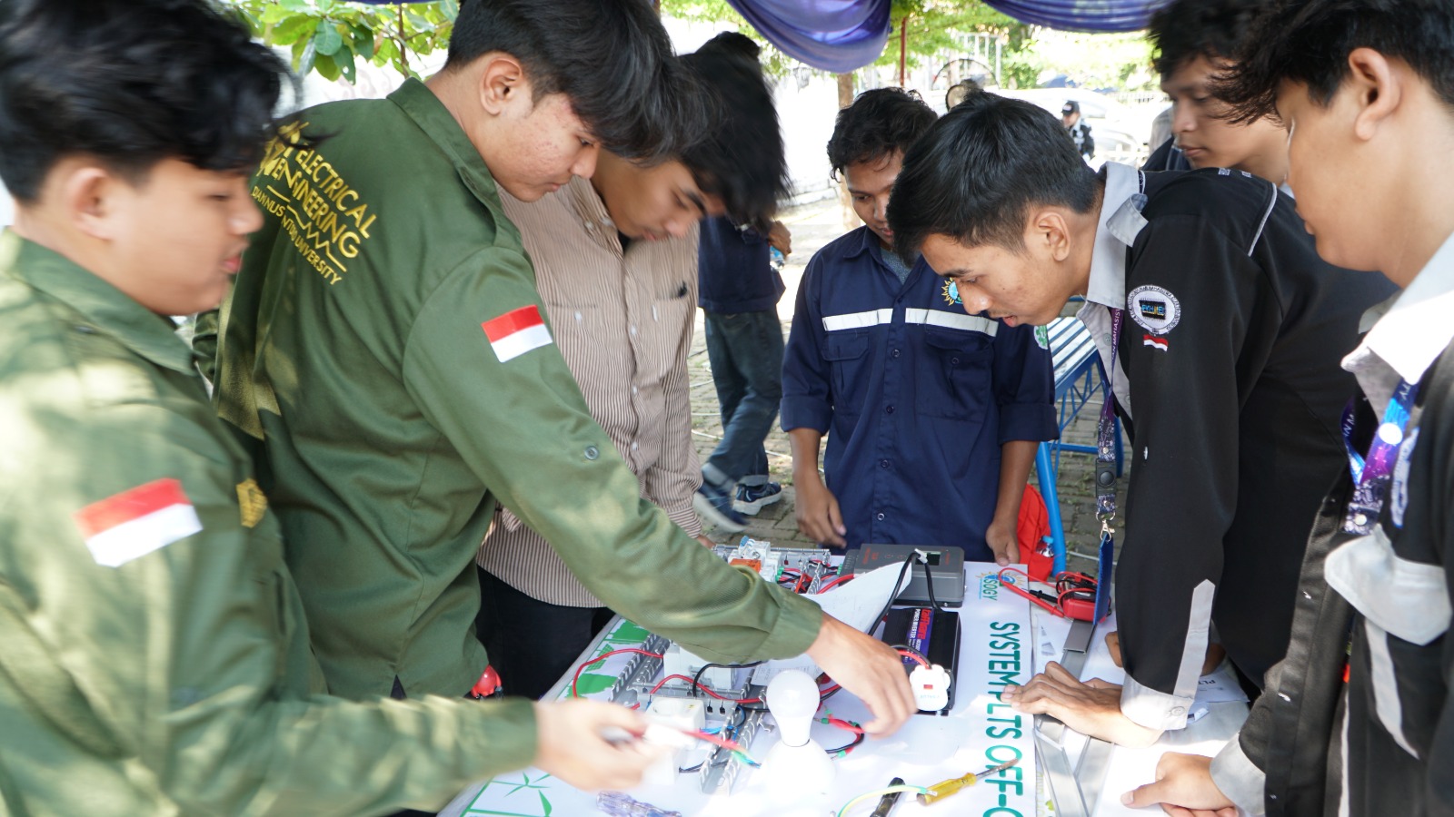 Perakitan PLTS OFF-GRID sesi Siang